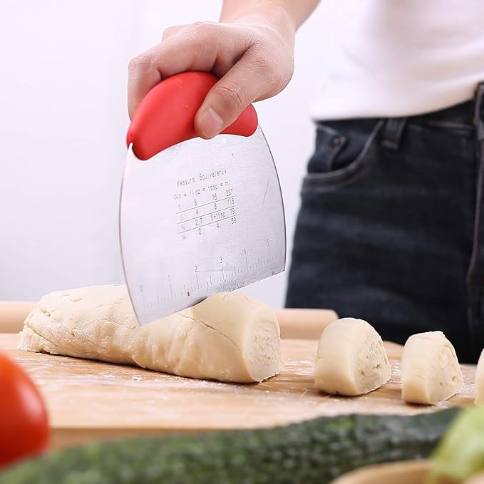 1 pcs Dough Pastry Scraper Chopper/Stainless Steel Dough Scraper Cutter with Ergonomic Rubber Non-Slip Grip/Dough Scraper Cutter/Pro Pastry Pizza Cutter Chopper (Red)